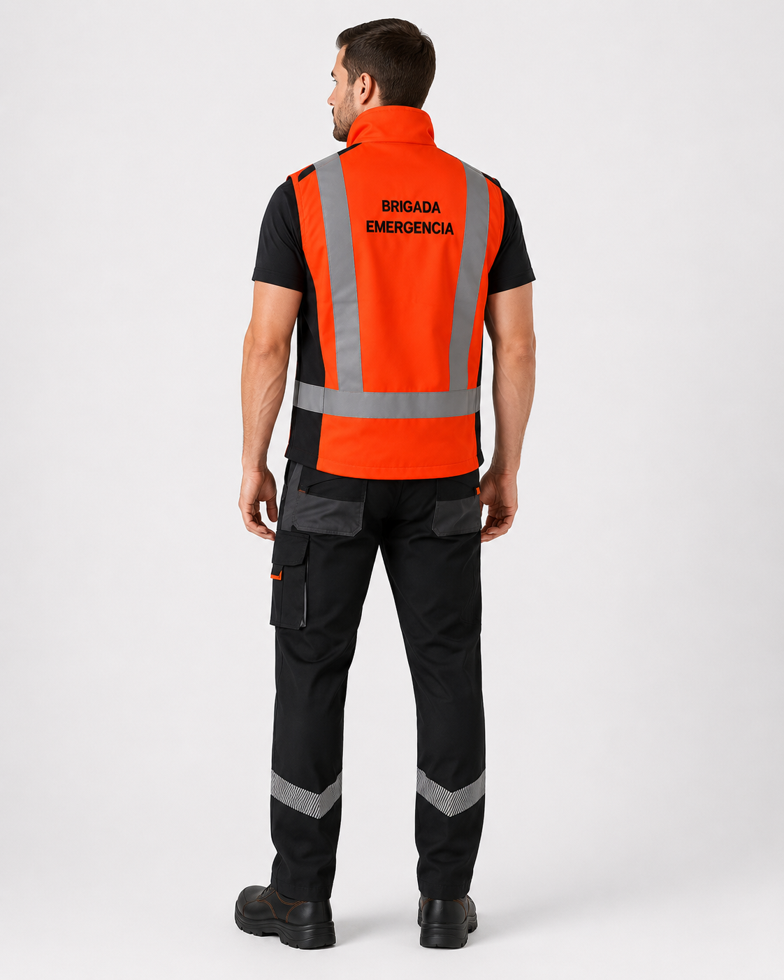 Parte posterior del uniforme para brigada de emergencia con chaleco reflectante de alta visibilidad y pantalón cargo.