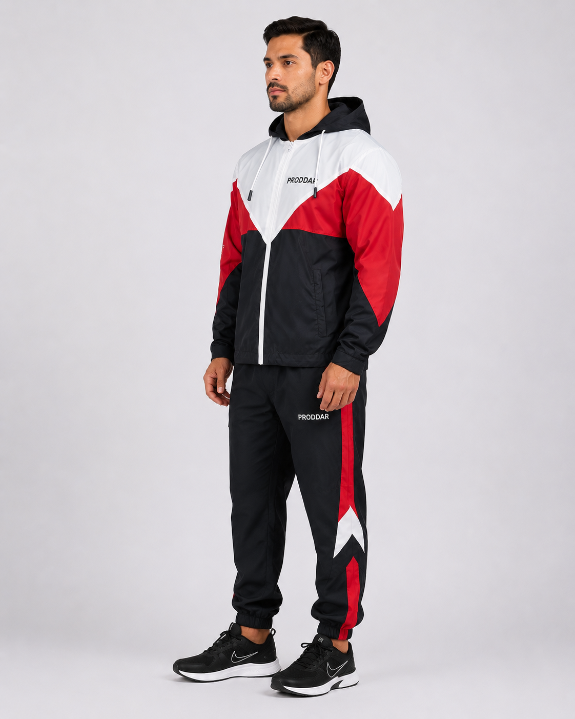 Uniforme deportivo institucional con chaqueta de cierre frontal y pantalón con detalles laterales, vista lateral derecha.