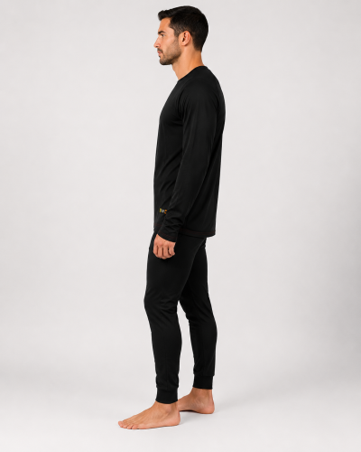 Primera capa ignífuga certificada con conjunto negro de manga larga y pantalón ajustado, vista lateral derecha.