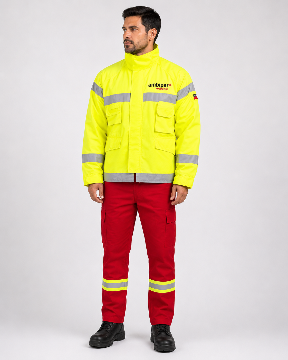 Uniforme de alta visibilidad para brigadas de emergencia con chaqueta amarilla fluorescente y pantalón rojo en tela Ripstop, vista frontal.