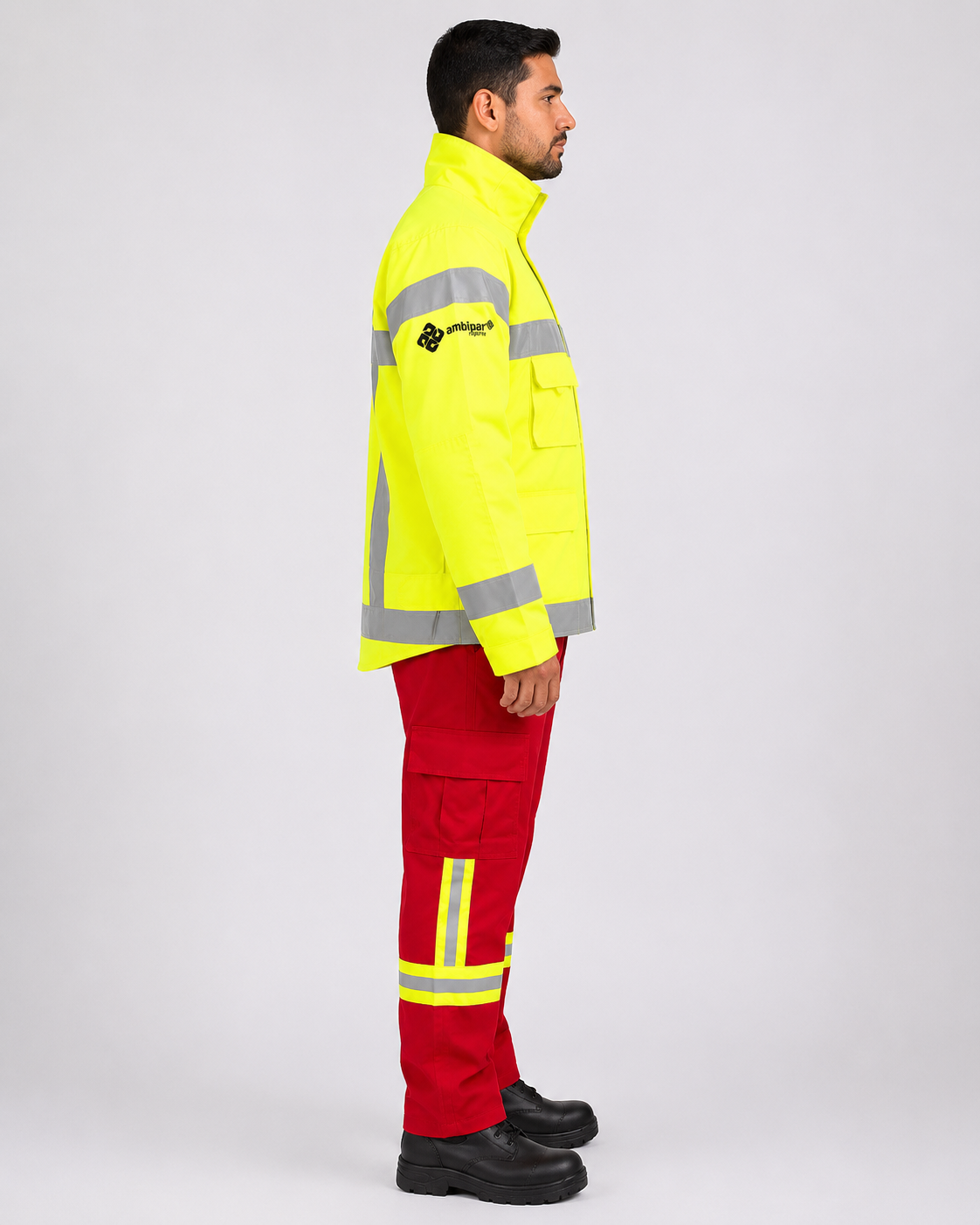 Uniforme multirol para rescate industrial con chaqueta de alta visibilidad y pantalón Ripstop con bolsillos cargo, vista lateral derecha.