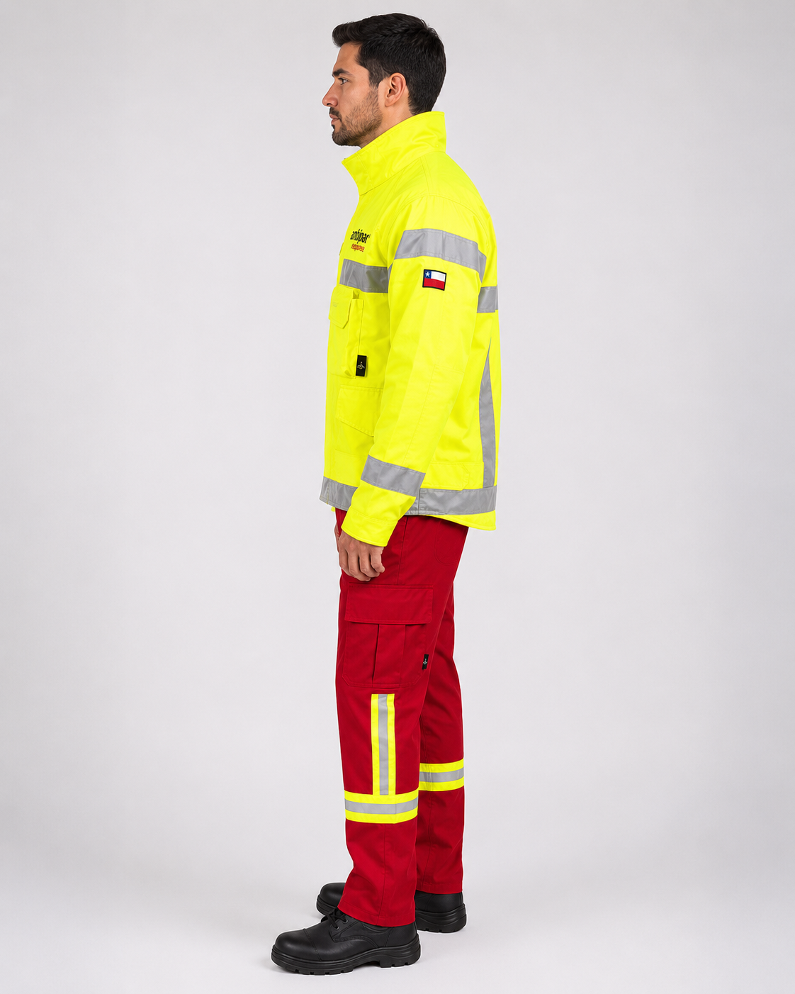 Uniforme para primera respuesta con chaqueta de alta visibilidad, cinta reflectante y pantalón cargo rojo con bandas reflectantes, vista lateral izquierda.