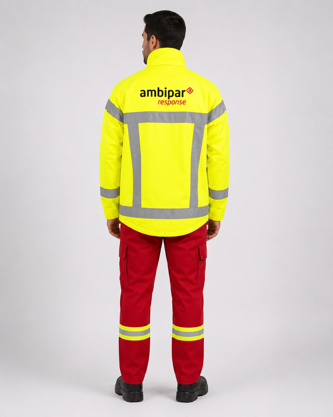 Parte posterior del uniforme de brigada de emergencia con chaqueta de alta visibilidad y pantalón rojo con cintas reflectantes, vista posterior.