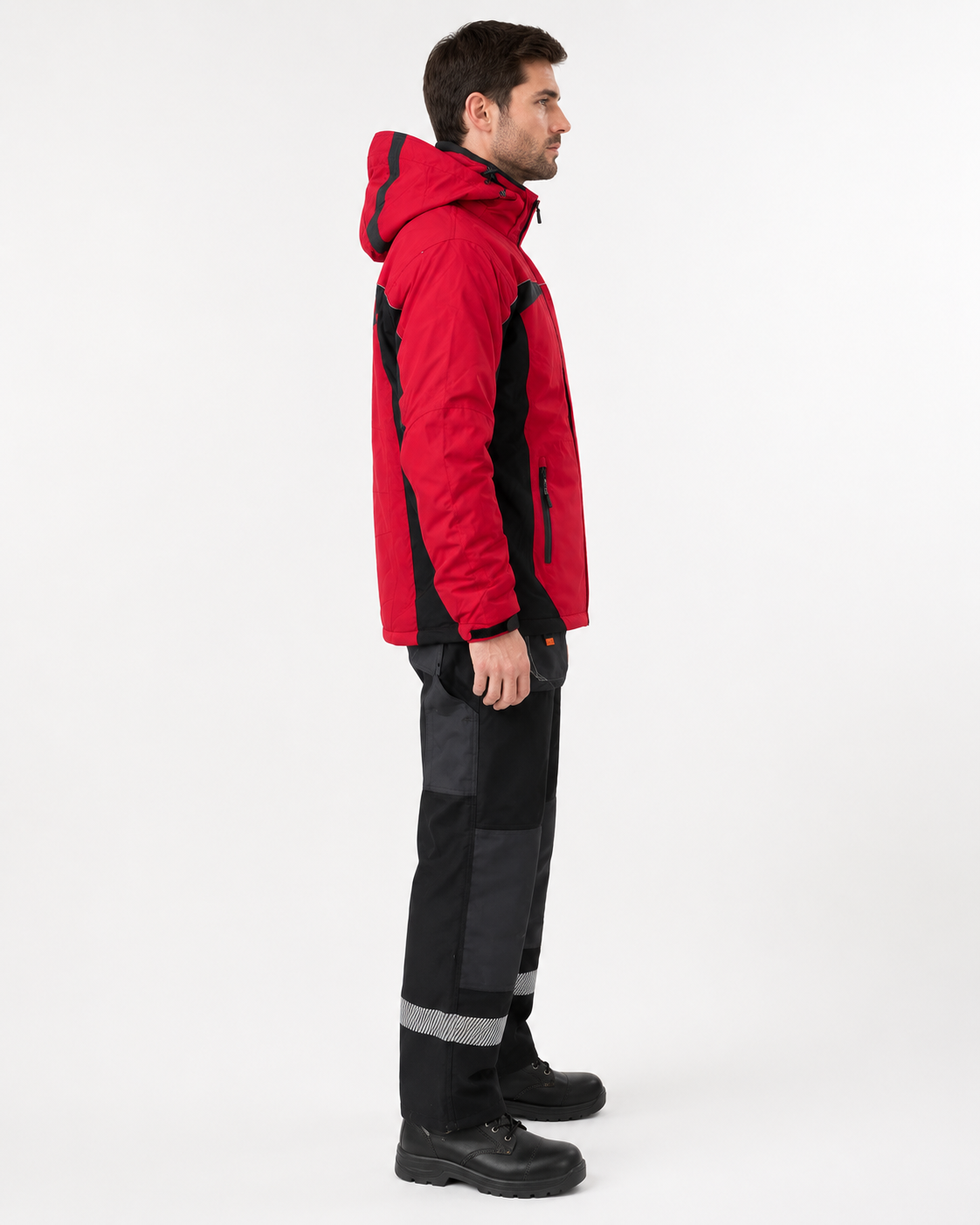 Uniforme para trabajo en terreno con parka impermeable, bolsillo en manga y pantalón cargo con múltiples bolsillos, vista lateral derecha.