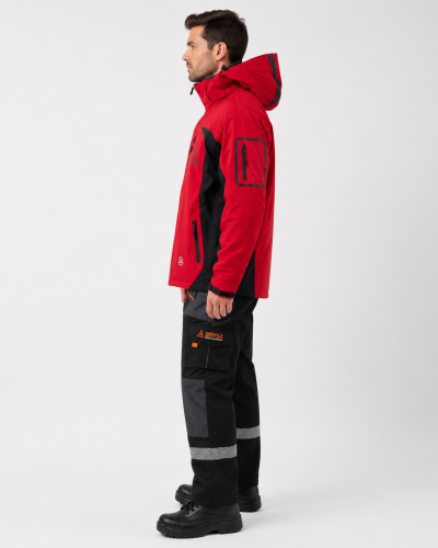 Uniforme operativo con parka térmica de capucha y pantalón cargo con refuerzos y reflectantes color plata, vista lateral izquierda.