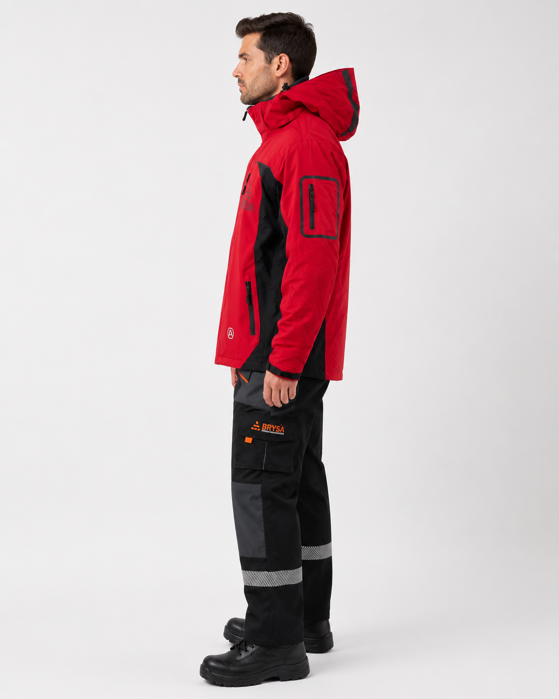 Uniforme operativo con parka térmica de capucha y pantalón cargo con refuerzos y reflectantes color plata, vista lateral izquierda.