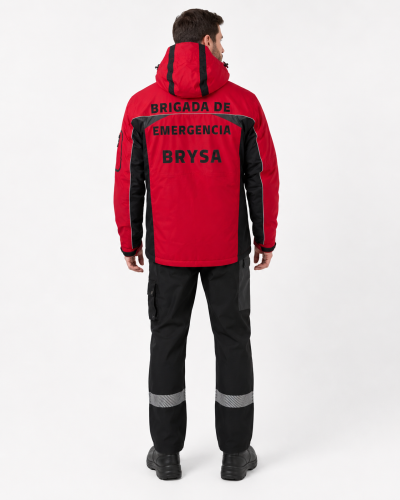 Parte posterior del uniforme para brigadas de emergencia con parka de capucha y pantalón cargo con reflectantes color plata, vista posterior.