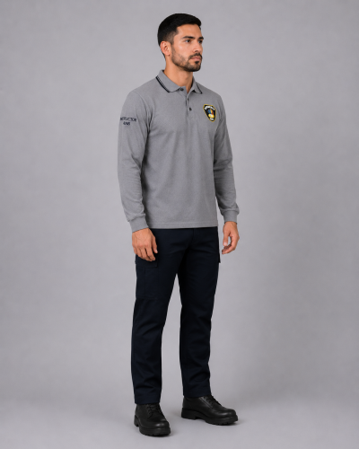 Uniforme para instructores compuesto por polera tipo polo de manga larga y pantalón cargo de gabardina, vista lateral izquierda.