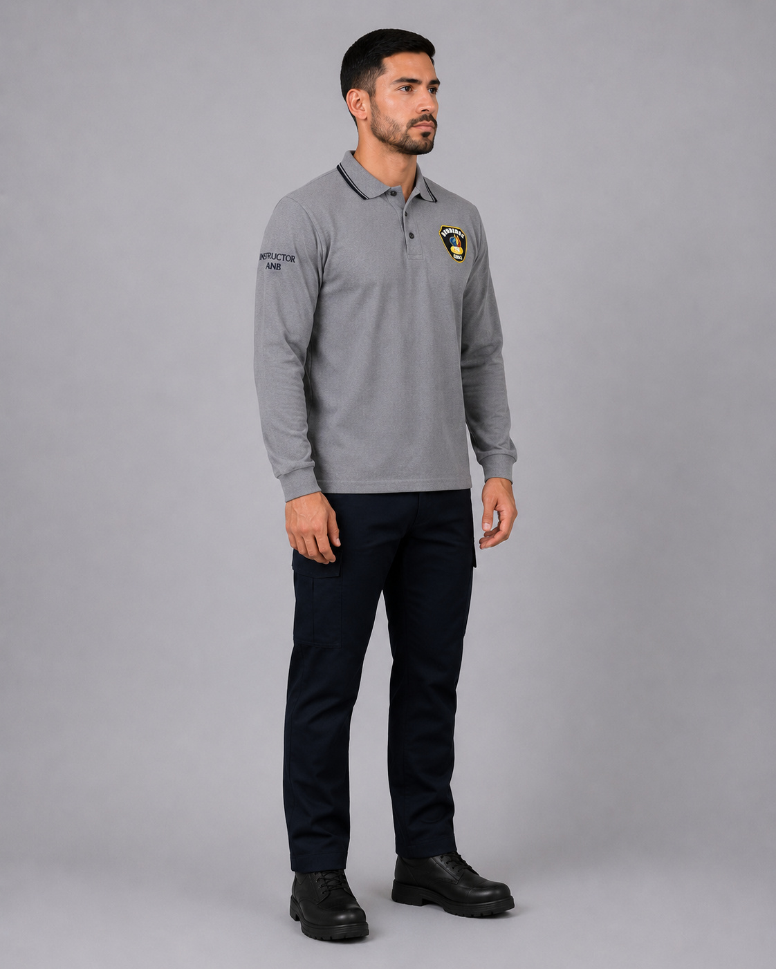 Uniforme para instructores compuesto por polera tipo polo de manga larga y pantalón cargo de gabardina, vista lateral izquierda.