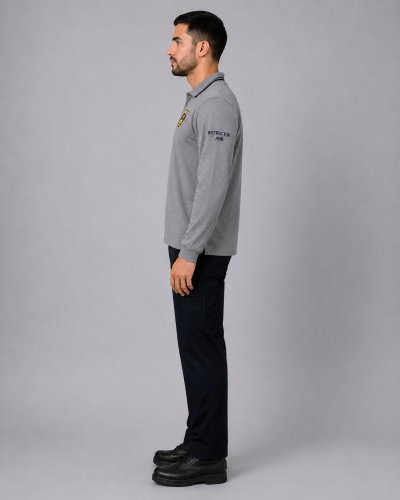 Uniforme institucional bomberil con polera de piqué de algodón, bordados identificatorios y pantalón cargo, vista lateral derecha.