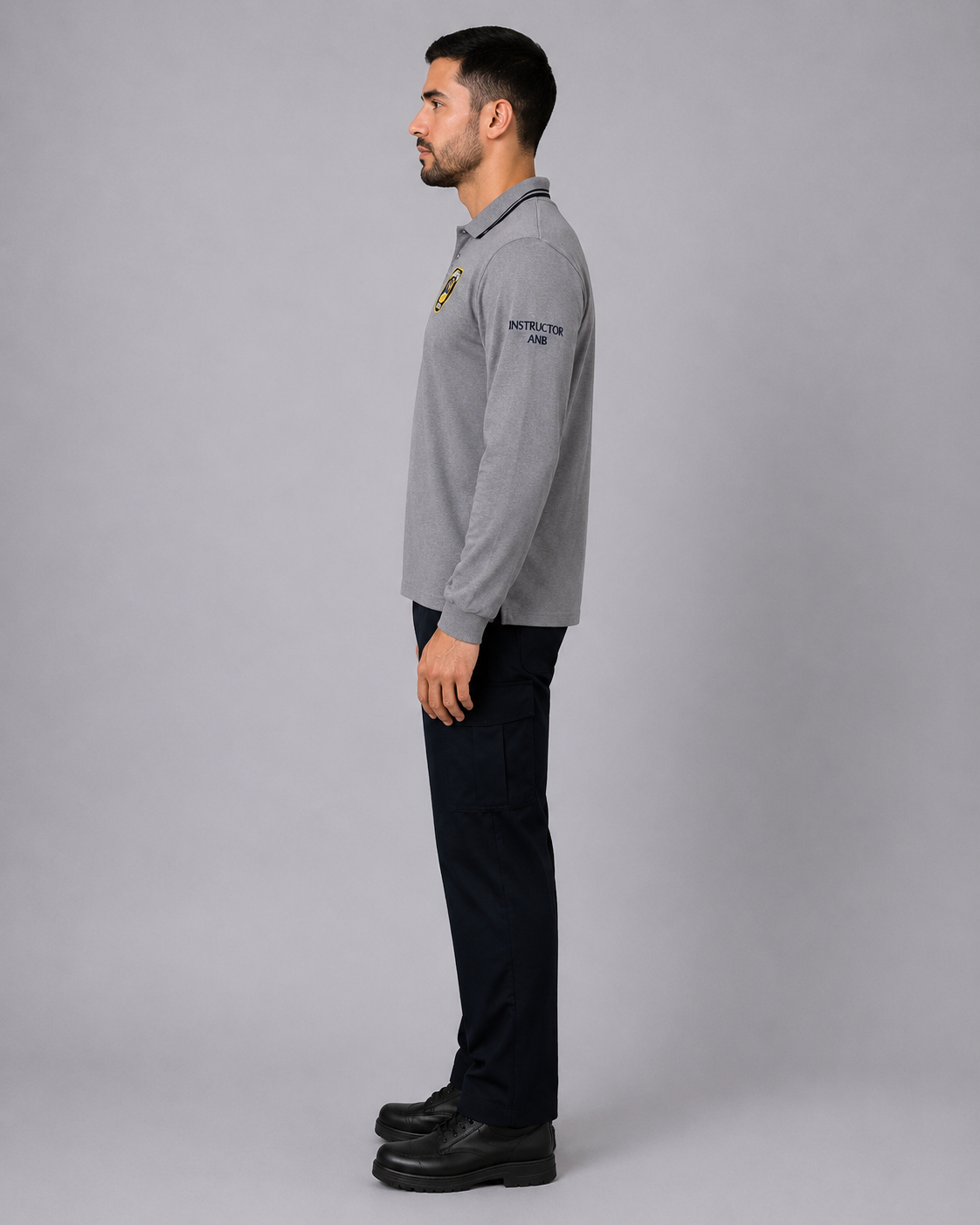 Uniforme institucional bomberil con polera de piqué de algodón, bordados identificatorios y pantalón cargo, vista lateral derecha.