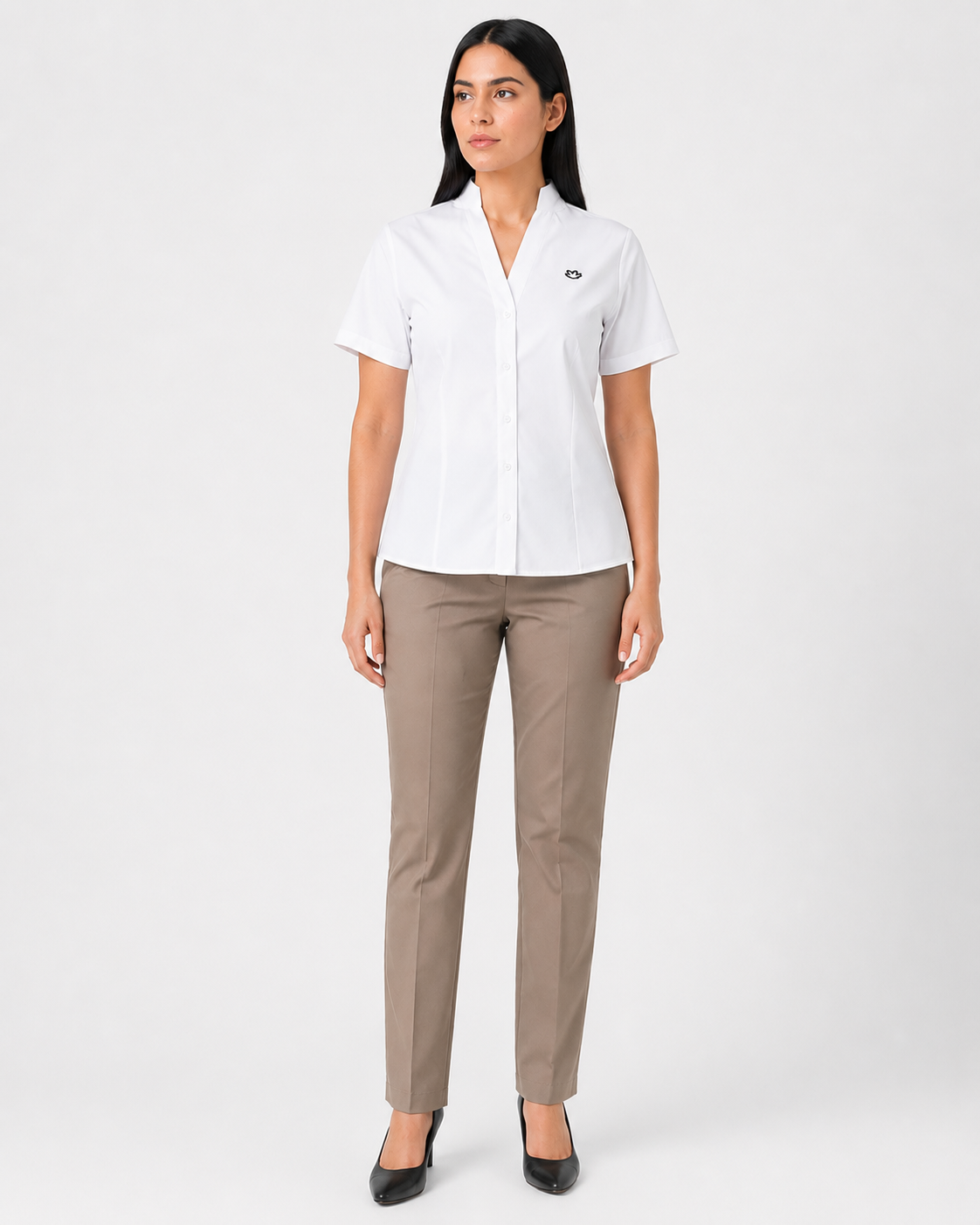 Uniforme corporativo femenino con blusa blanca de manga corta y pantalón de vestir beige, vista frontal del conjunto completo.