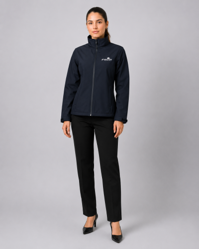 Uniforme corporativo femenino con chaqueta Softshell de cuello alto, cierre frontal y pantalón ejecutivo negro, vista frontal.