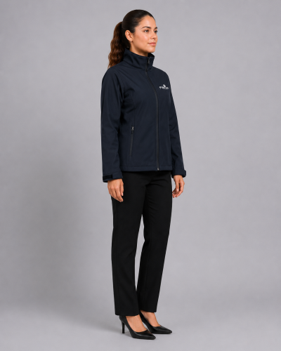 Uniforme femenino para instituciones de salud con chaqueta Softshell de manga larga y pantalón ejecutivo, vista lateral izquierda.