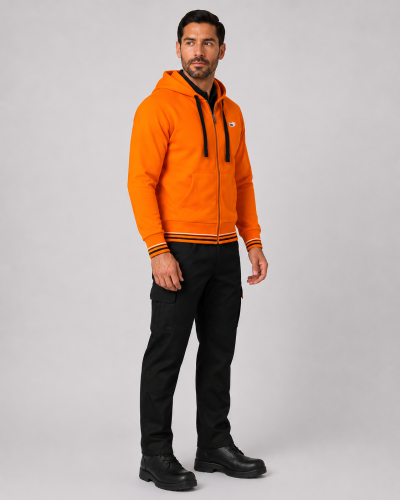 Uniforme corporativo con polerón de franela de algodón color naranjo con capucha y pantalón cargo negro, vista frontal.