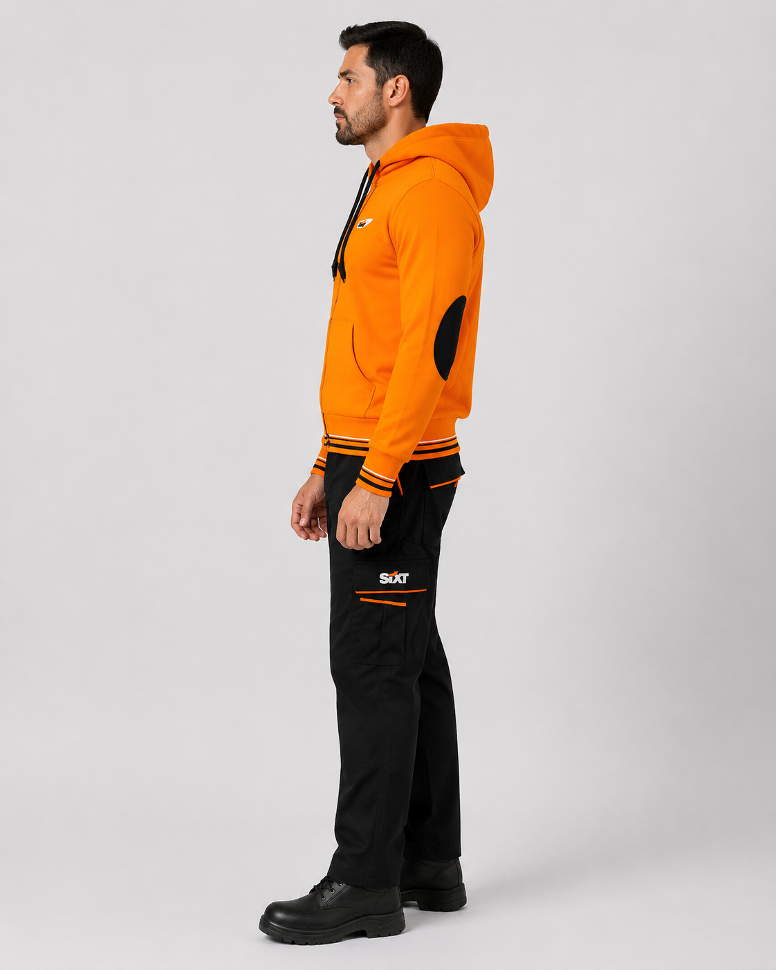 Uniforme corporativo con polerón de franela de algodón con capucha y pantalón cargo negro, vista tres cuartos.