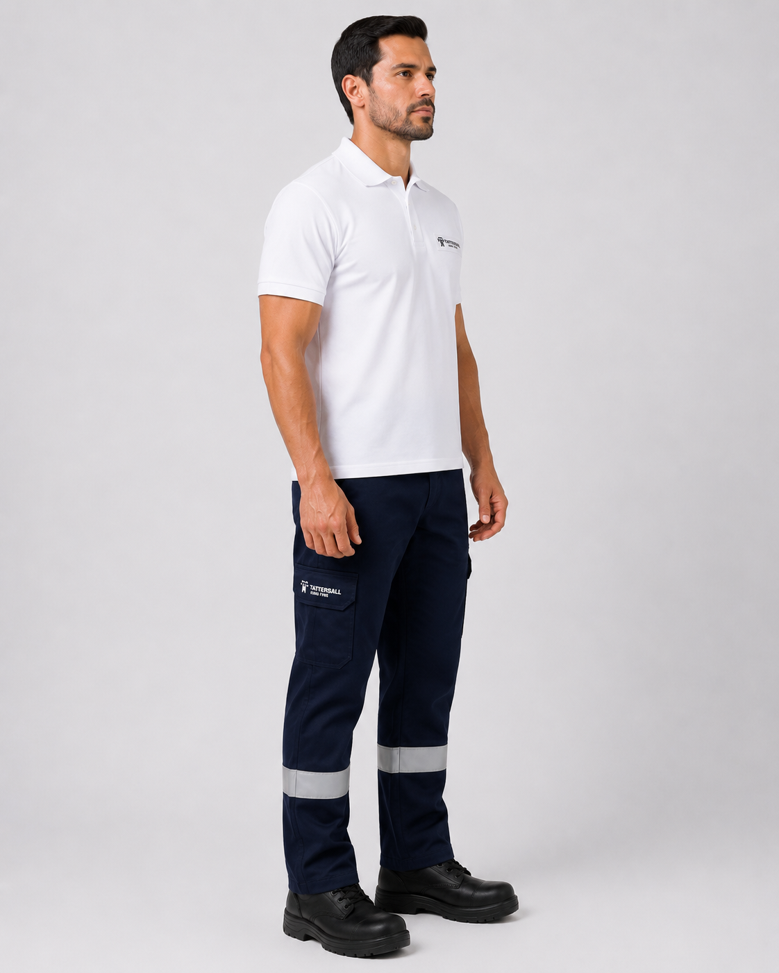 Uniforme corporativo con polo de piqué de algodón y pantalón cargo reflectante azul marino, vista lateral izquierda.