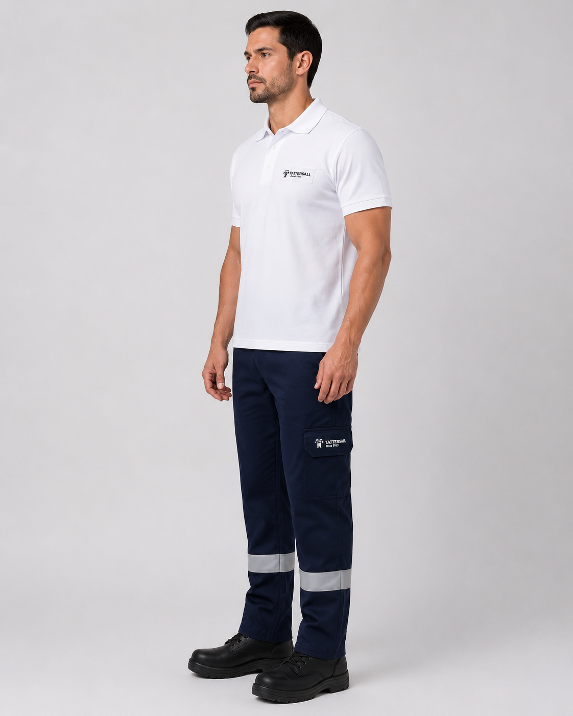 Uniforme operativo con polera tipo polo de algodón y pantalón cargo azul marino con bandas reflectantes, vista tres cuartos.