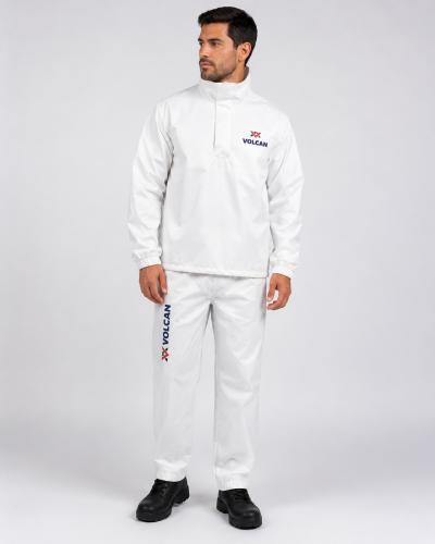 Uniforme industrial blanco con chaqueta tipo pullover de cuello alto y pantalón recto, confeccionado en tela resistente a la abrasión, vista frontal.