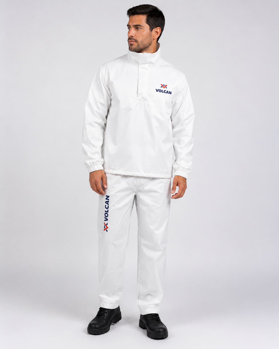 Uniforme industrial blanco con chaqueta tipo pullover de cuello alto y pantalón recto, confeccionado en tela resistente a la abrasión, vista frontal.