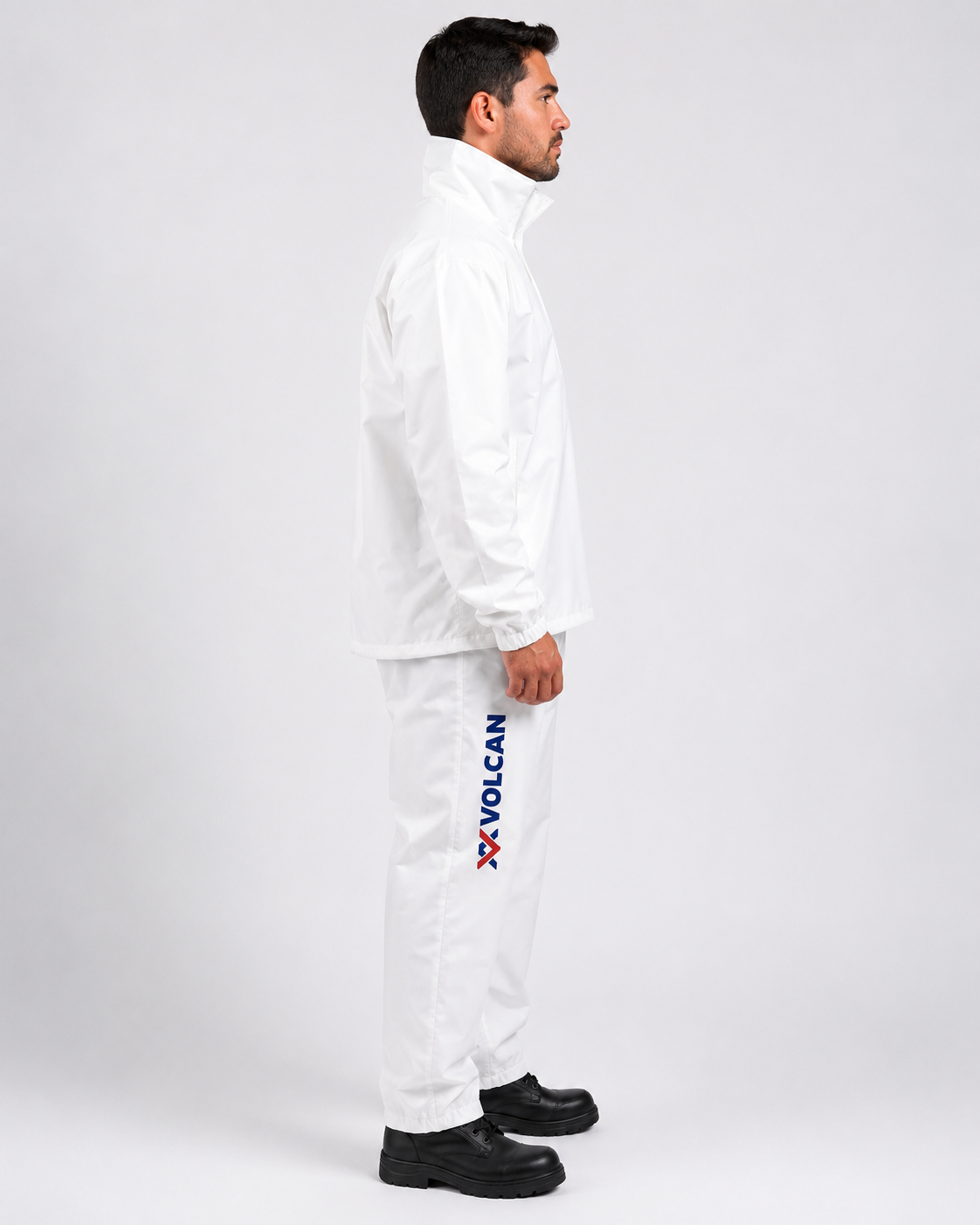 Uniforme para procesos productivos con chaqueta tipo pullover y pantalón blanco, confeccionado en tela resistente a la abrasión, vista lateral derecha.
