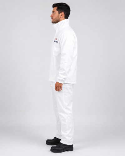 Uniforme de protección industrial con chaqueta blanca de cuello alto y pantalón de corte recto, vista lateral izquierda.