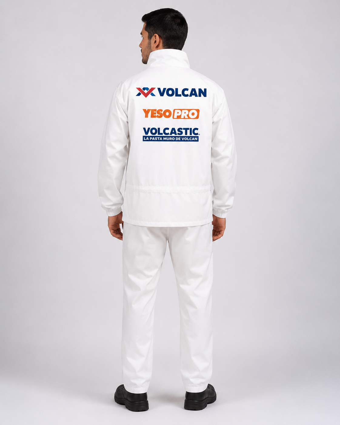 Parte posterior del uniforme industrial blanco con identificación gráfica en la espalda y pantalón recto, vista posterior.