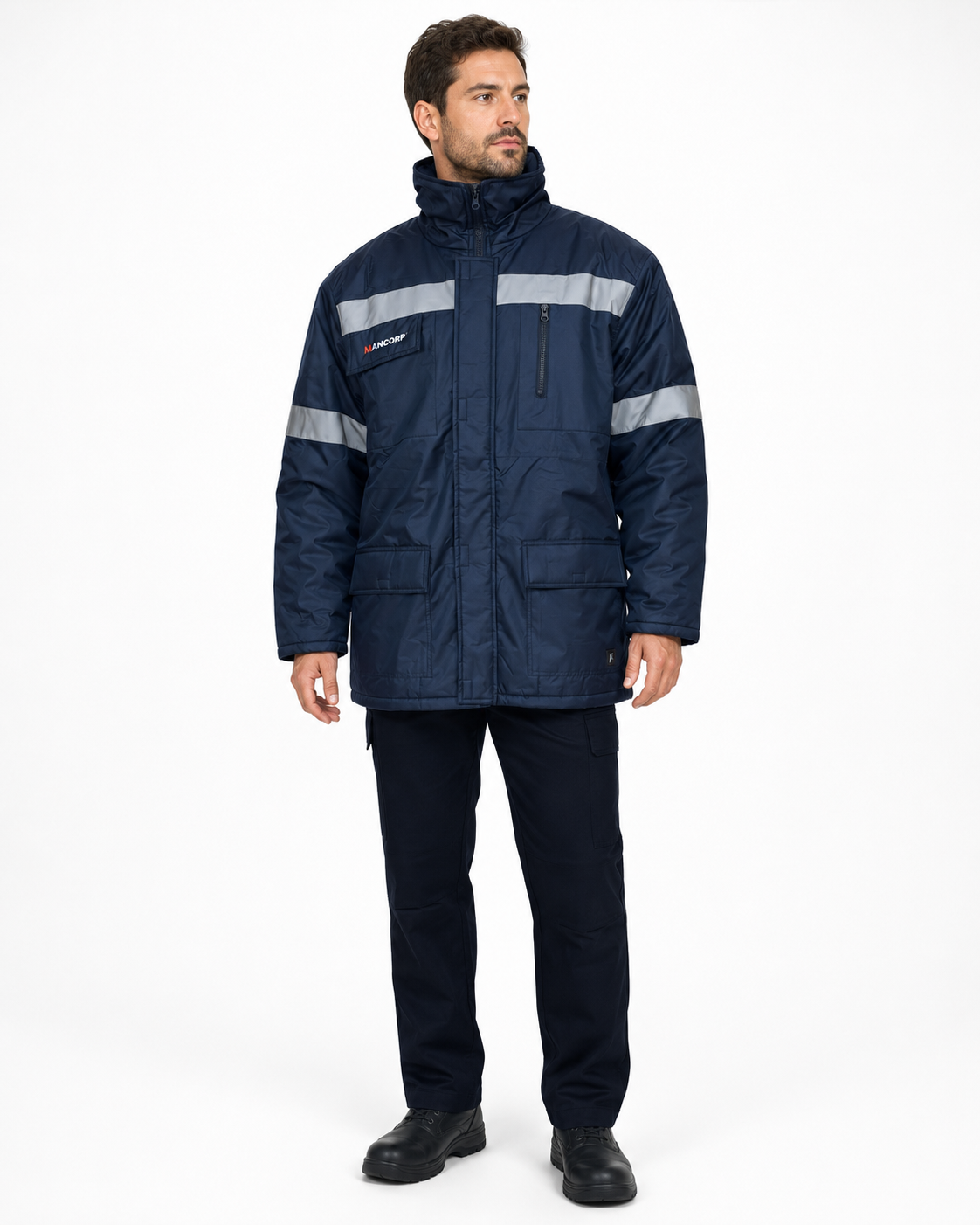 Uniforme industrial con parka impermeable y térmica de color azul marino, bandas reflectantes y pantalón cargo, vista frontal.
