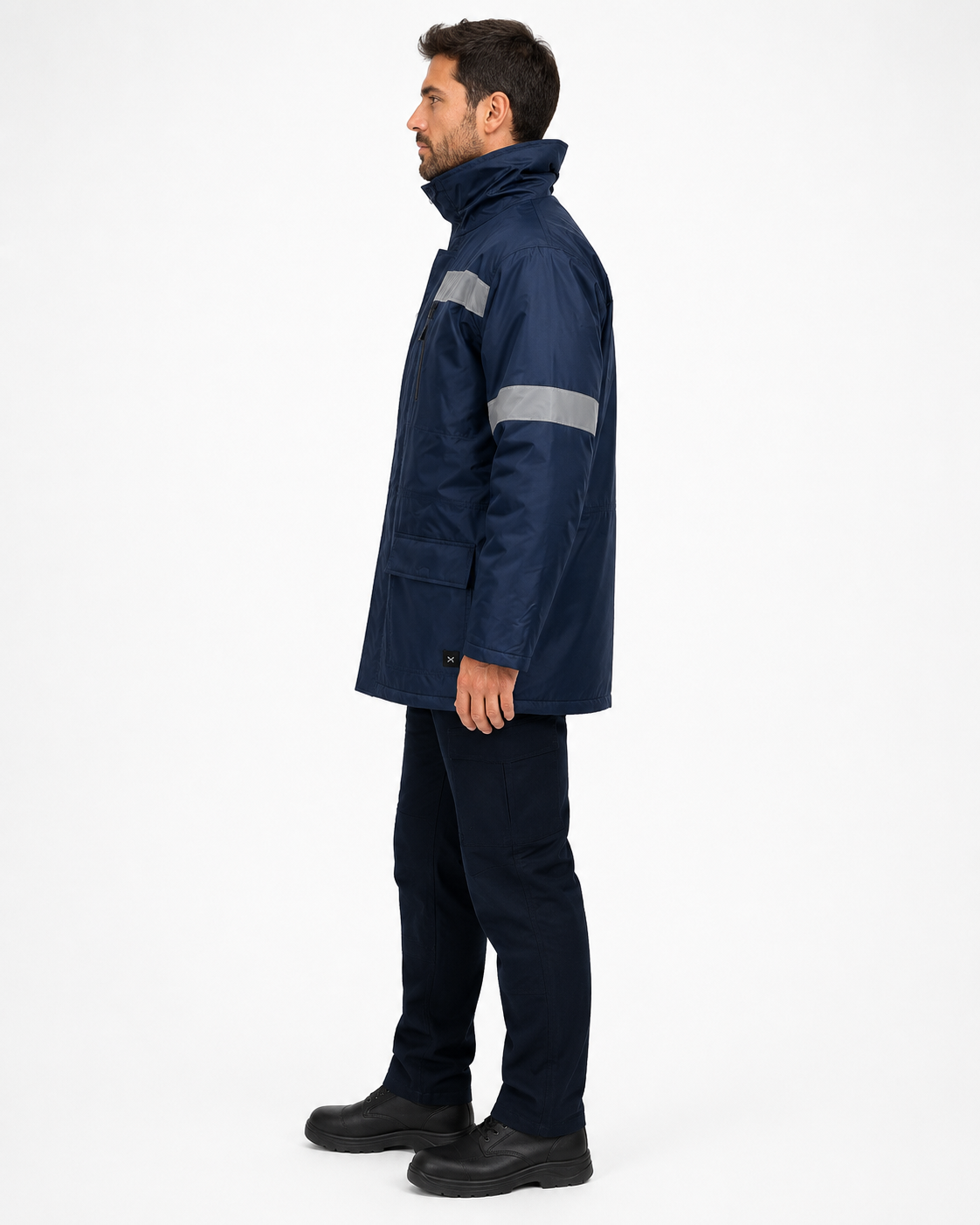 Uniforme operativo con parka impermeable de cuello alto, bandas reflectantes en mangas y pantalón cargo, vista lateral izquierda.