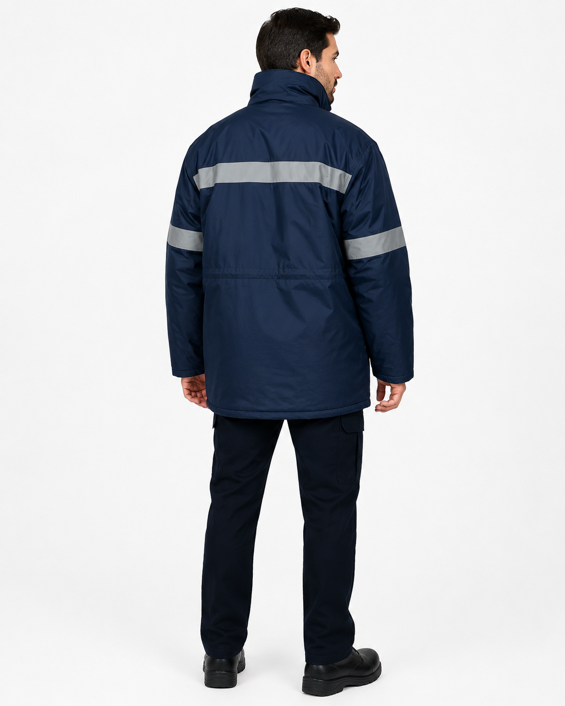 Parte posterior del uniforme industrial con parka impermeable de largo medio, bandas reflectantes y pantalón cargo, vista posterior.