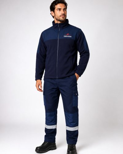Uniforme industrial con chaqueta softshell y pantalón cargo reforzado con bandas reflectantes, vista frontal del conjunto completo.