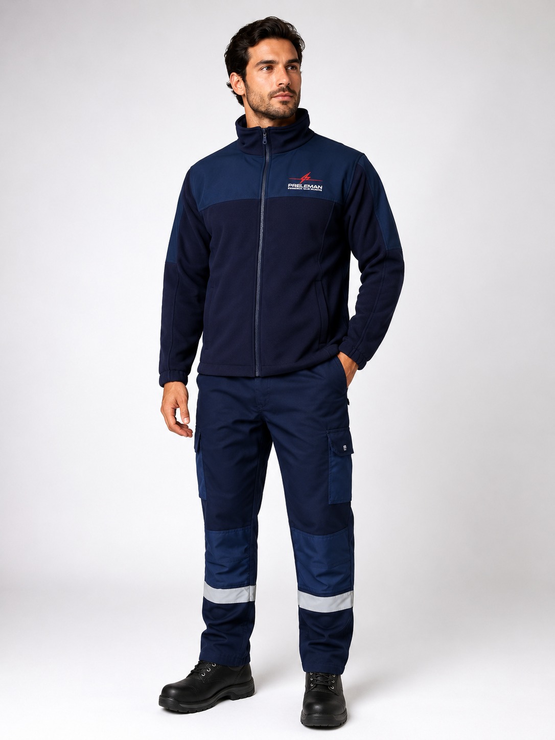 Uniforme industrial con chaqueta softshell y pantalón cargo reforzado con bandas reflectantes, vista frontal del conjunto completo.