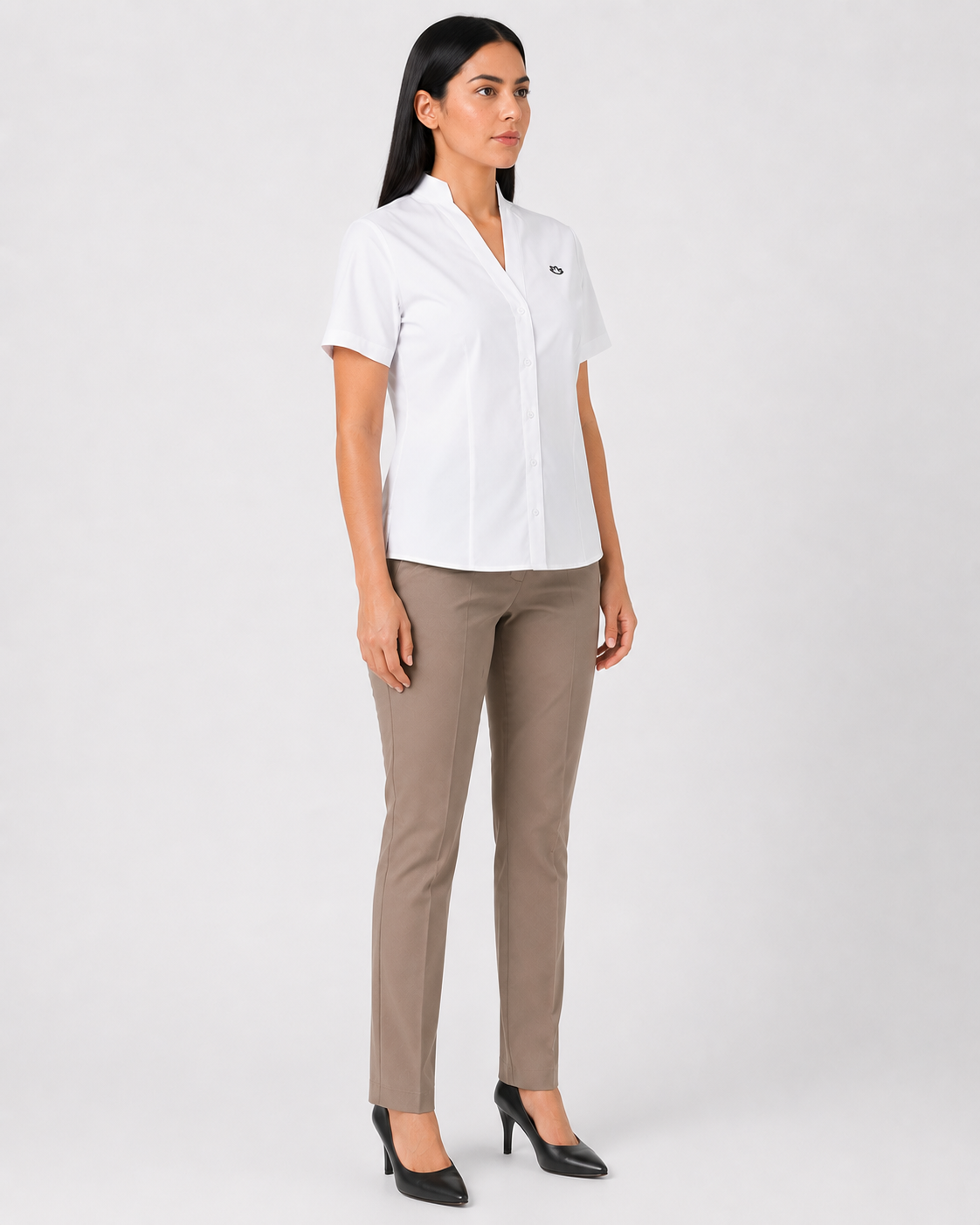 Uniforme ejecutivo femenino con blusa de cuello tipo mao y pantalón de vestir, vista frontal tres cuartos izquierda.