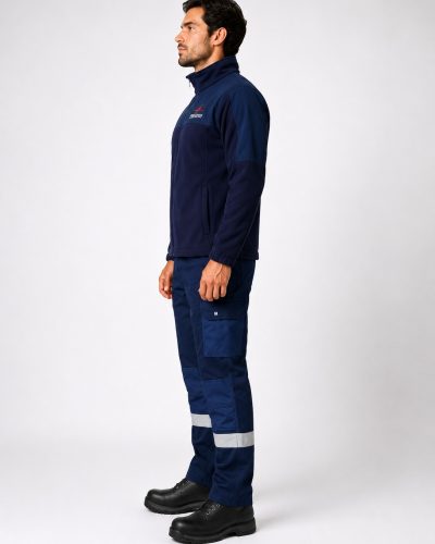 Lateral derecho del uniforme corporativo con chaqueta softshell y pantalón cargo de alta resistencia con bolsillos laterales.