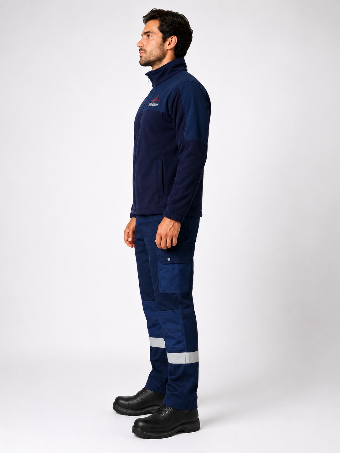Lateral derecho del uniforme corporativo con chaqueta softshell y pantalón cargo de alta resistencia con bolsillos laterales.