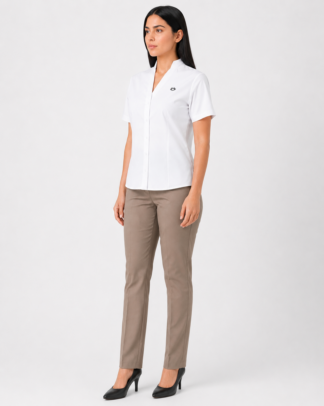 Conjunto corporativo femenino para atención al cliente con blusa blanca y pantalón de vestir, vista frontal tres cuartos derecha.