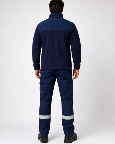 Vista posterior del uniforme industrial con chaqueta softshell bicolor y pantalón cargo reforzado con bandas reflectantes.