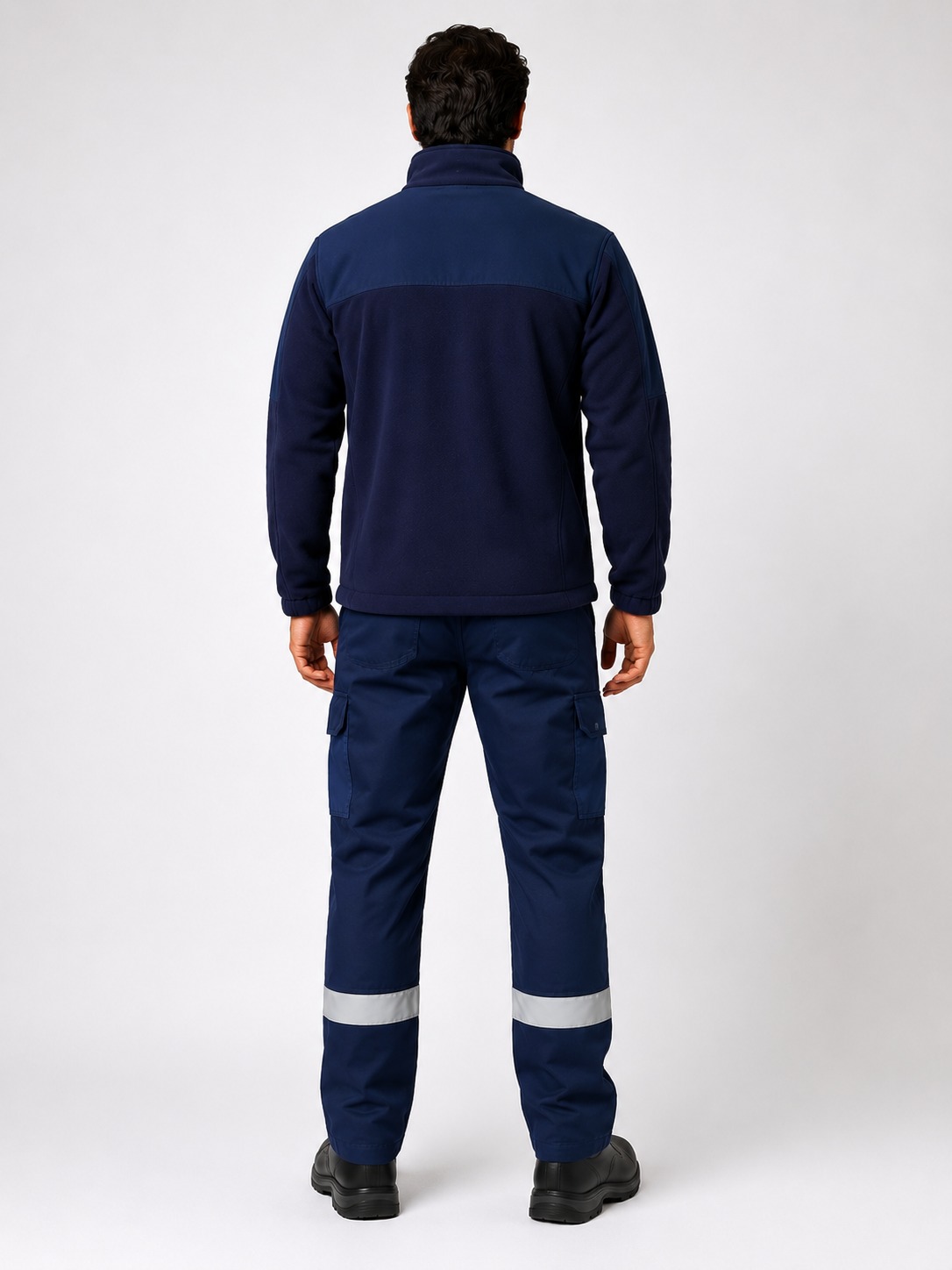 Vista posterior del uniforme industrial con chaqueta softshell bicolor y pantalón cargo reforzado con bandas reflectantes.