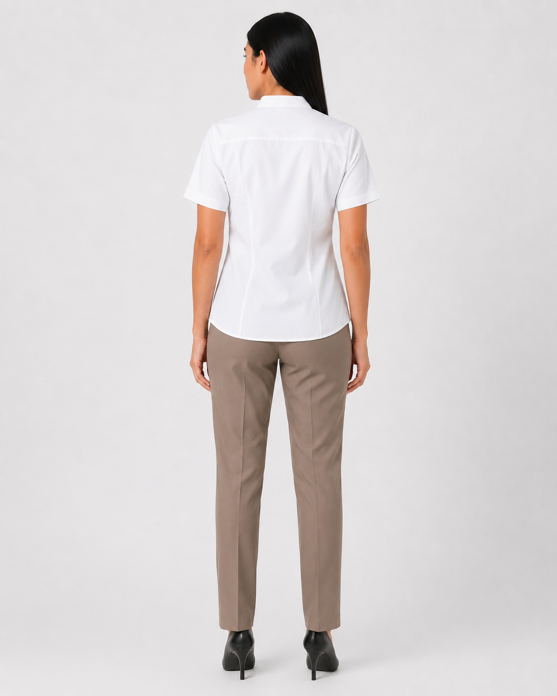 Vista posterior del uniforme corporativo femenino con blusa de manga corta y pantalón de vestir de corte recto.