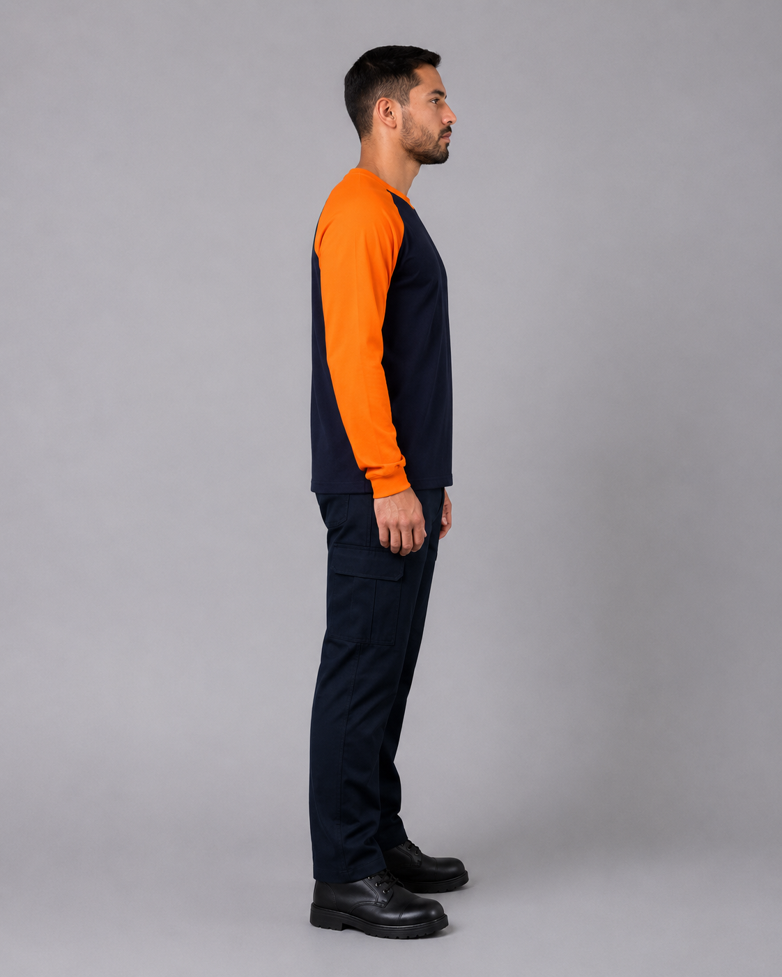 Uniforme operativo para mantención aeronáutica con polera manga raglán bicolor y pantalón cargo con bolsillos laterales, vista lateral derecha.
