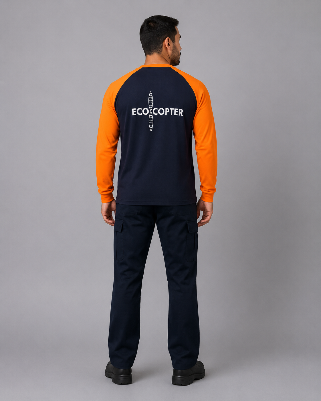 Parte posterior del uniforme para mantención de aeronaves con polera manga raglán azul marino y naranja de jersey algodón y pantalón cargo, vista posterior.