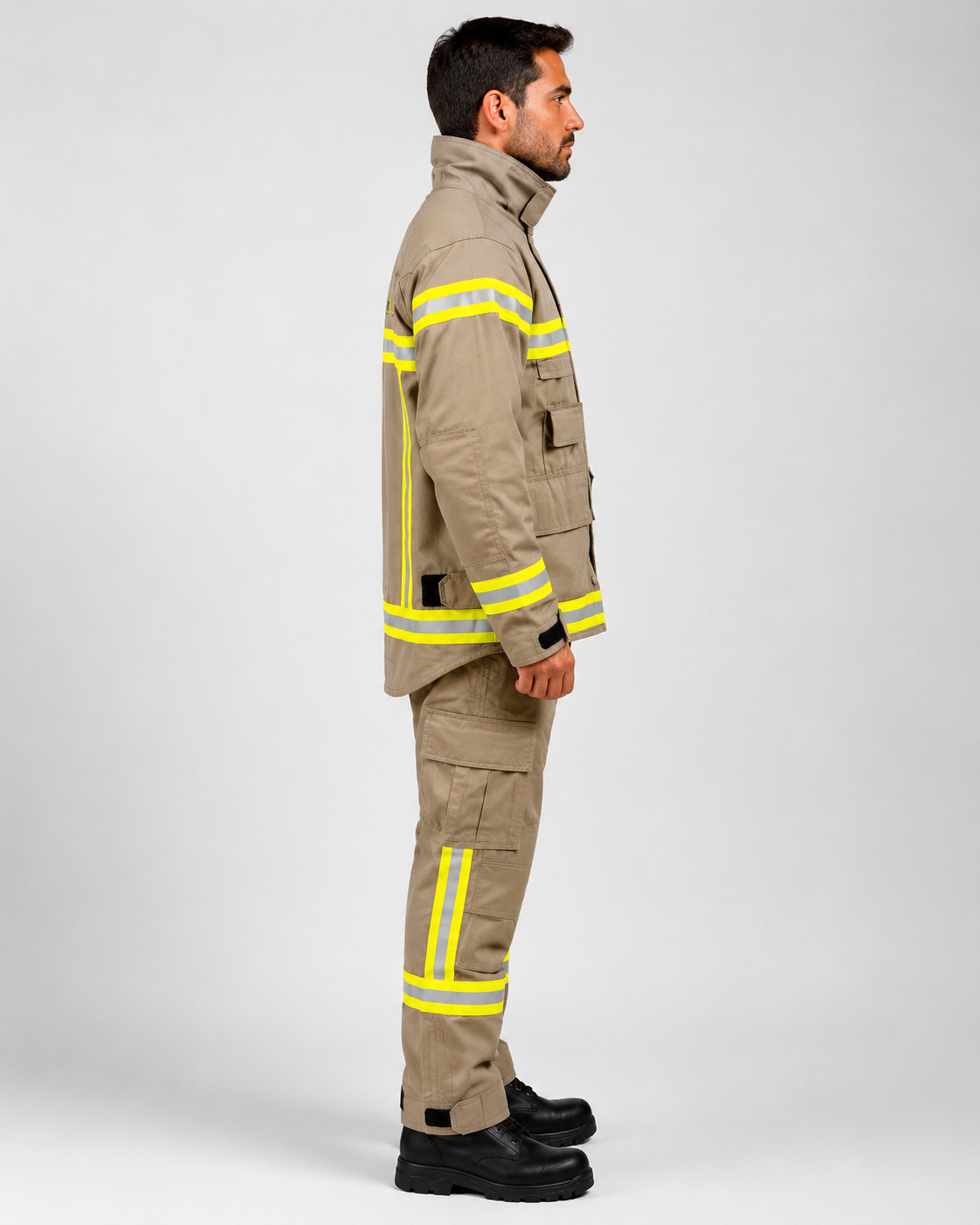 Uniforme multirol Ripstop con huinchas reflectantes en chaqueta y pantalón, costuras reforzadas y bolsillos cargo, vista lateral derecha.
