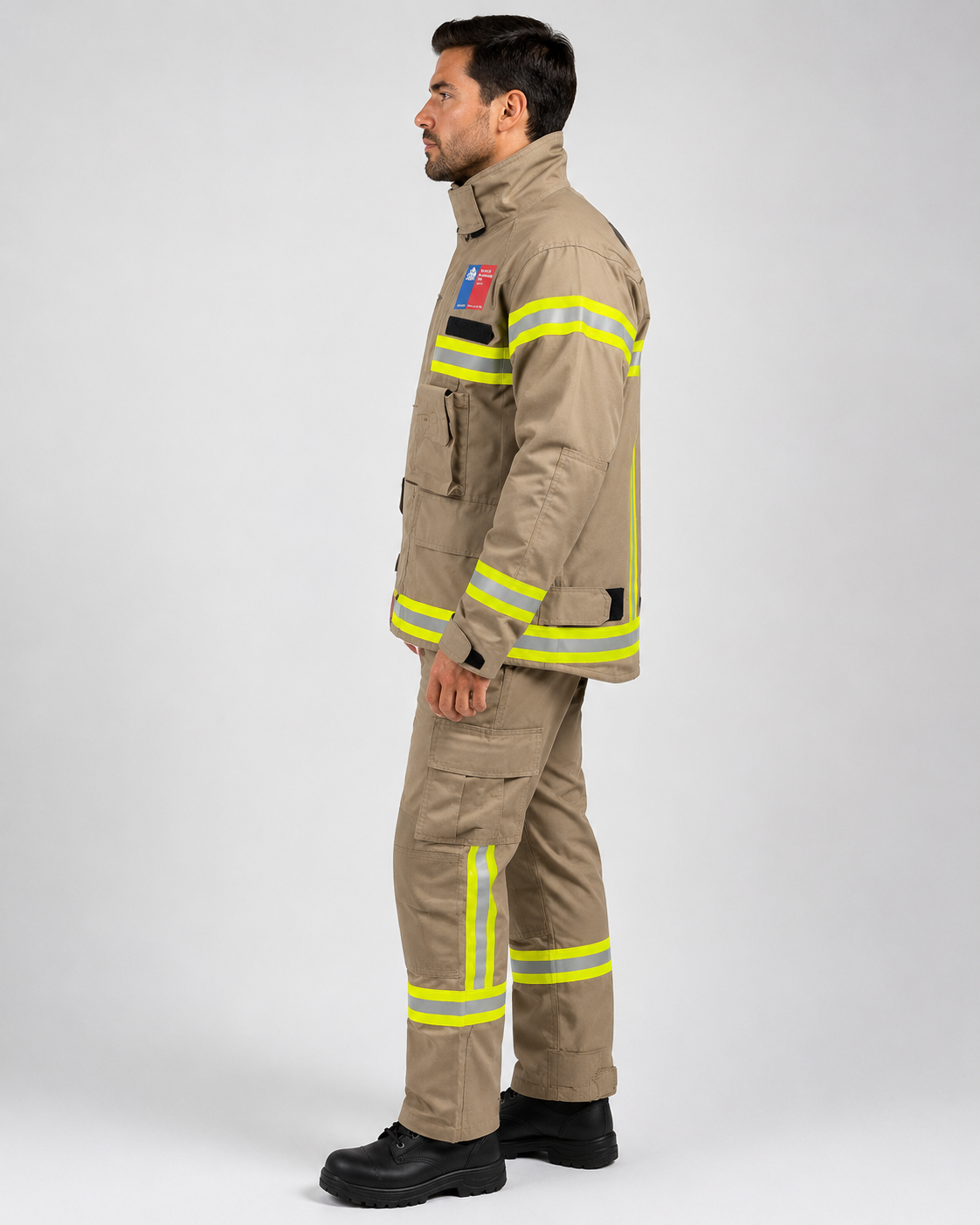 Uniforme para brigada de emergencia con chaqueta Ripstop, bolsillos operativos y pantalón con rodilleras acolchadas, vista lateral izquierda.