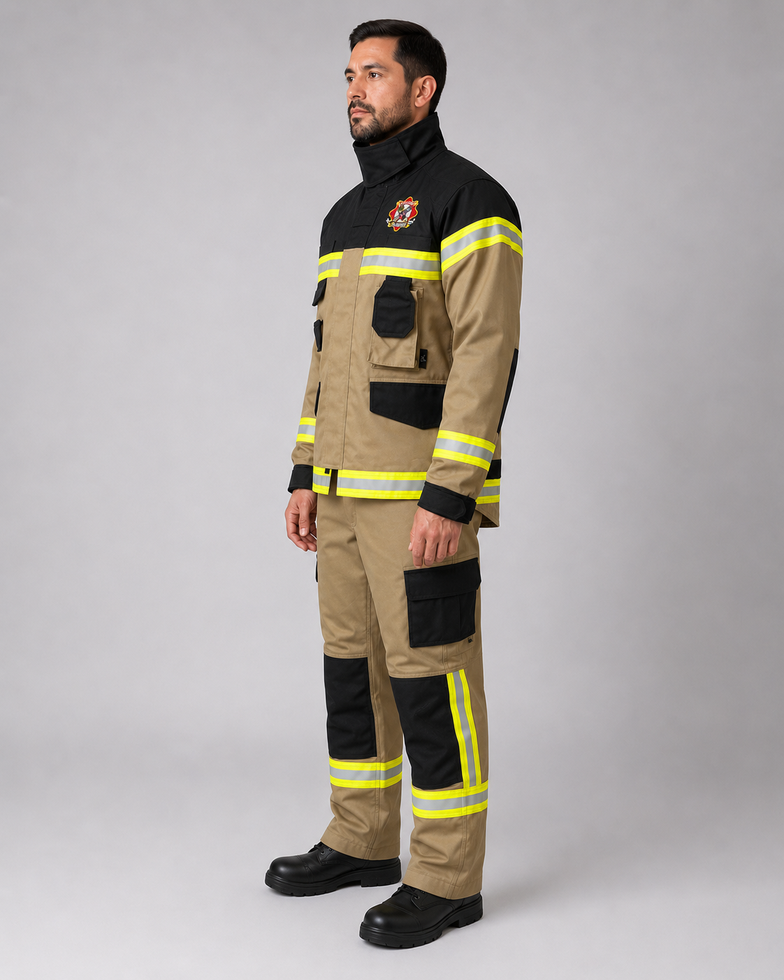 Uniforme multirol para brigadas forestales con zonas reforzadas, chaqueta de cuello alto y pantalón cargo ignífugo, vista lateral derecha.