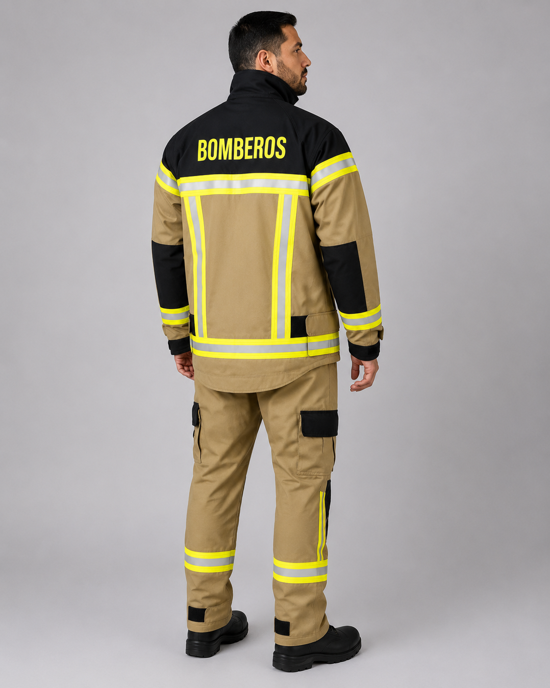 Uniforme multirol forestal con identificación posterior, huinchas reflectantes ignífugas y pantalón reforzado, vista posterior.