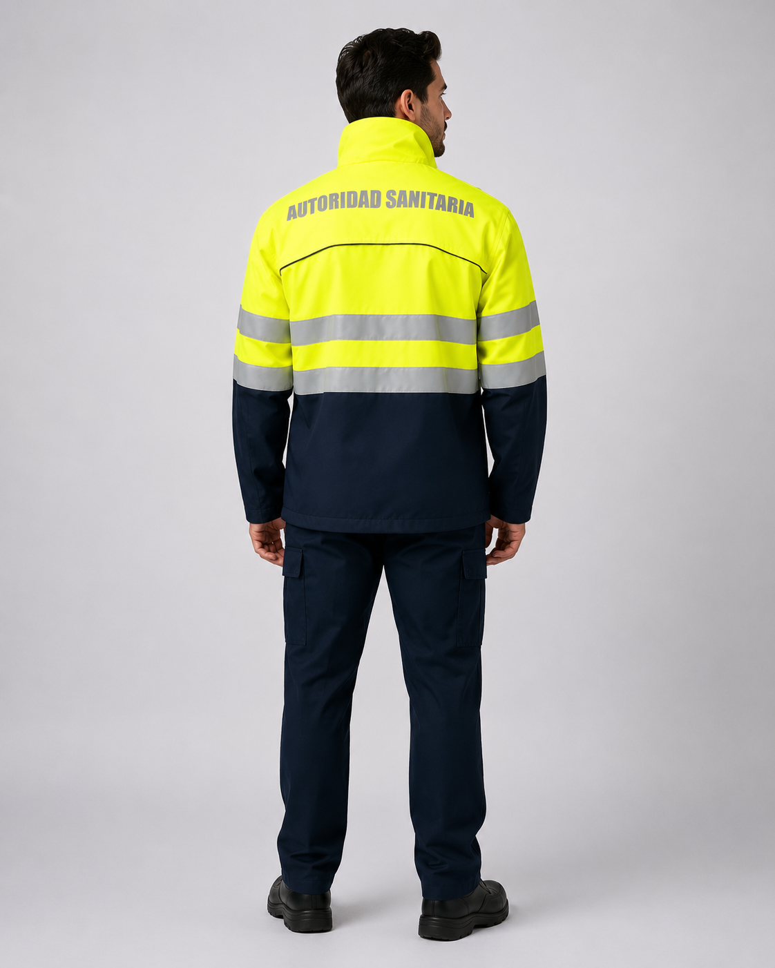 Parte posterior del uniforme operativo con parka de alta visibilidad, bandas reflectantes y pantalón cargo, vista posterior.