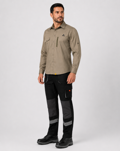Conjunto operativo para servicios industriales con camisa manga larga outdoor y pantalón cargo reflectante, vista tres cuartos derecha.