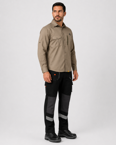 Uniforme industrial con camisa manga larga outdoor, de bolsillos funcionales y pantalón cargo, vista tres cuartos izquierda.