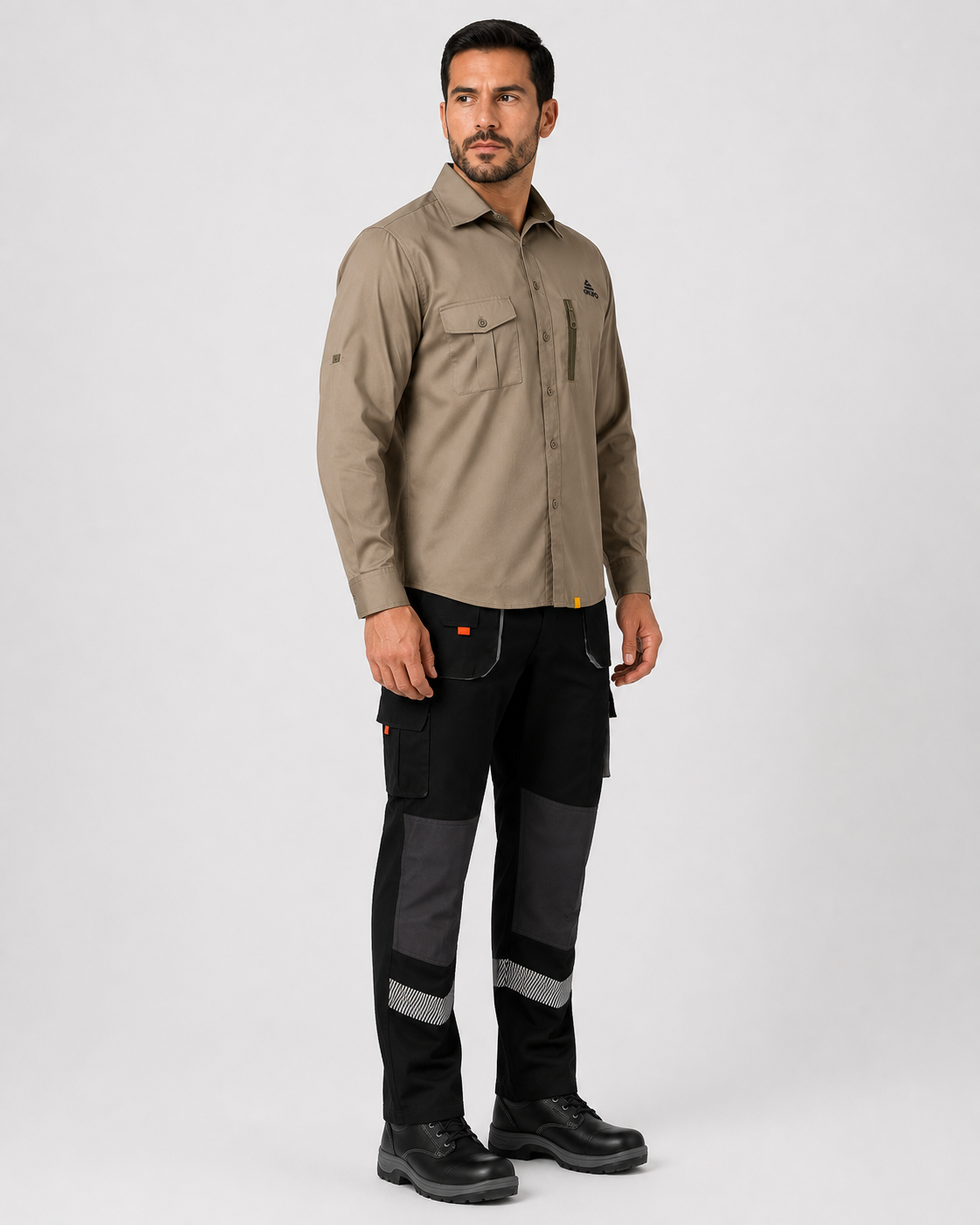 Uniforme industrial con camisa manga larga outdoor, de bolsillos funcionales y pantalón cargo, vista tres cuartos izquierda.