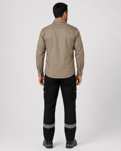 Vista posterior del uniforme operativo con camisa manga larga outdoor y pantalón cargo con bandas reflectantes.